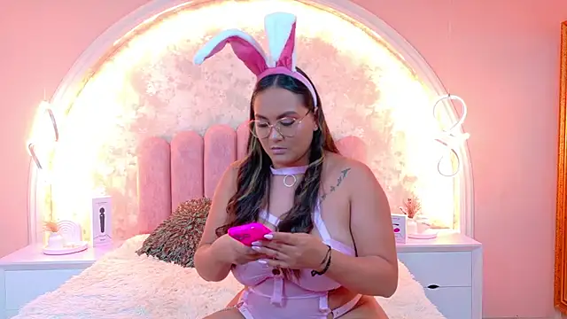 Snapshot of MiaLaurents chatting on November 19, 4:45 am MiaLaurents online show from November 19, 4:45 am