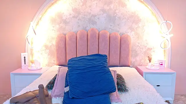 Snapshot of MiaLaurents chatting on January 11, 5:36 am MiaLaurents online show from January 11, 5:36 am