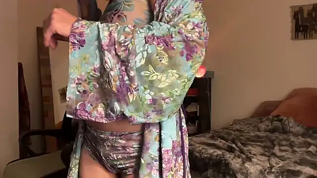 Snapshot of leahsparkles chatting on October 28, 3:18 am leahsparkles online show from October 28, 3:18 am