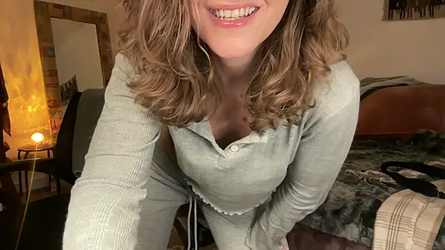 Snapshot of leahsparkles chatting on December 4, 3:27 am leahsparkles online show from December 4, 3:27 am