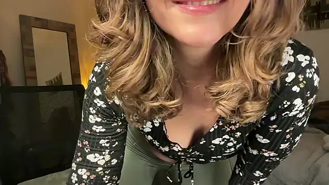 Snapshot of leahsparkles chatting on November 19, 3:50 am leahsparkles online show from November 19, 3:50 am