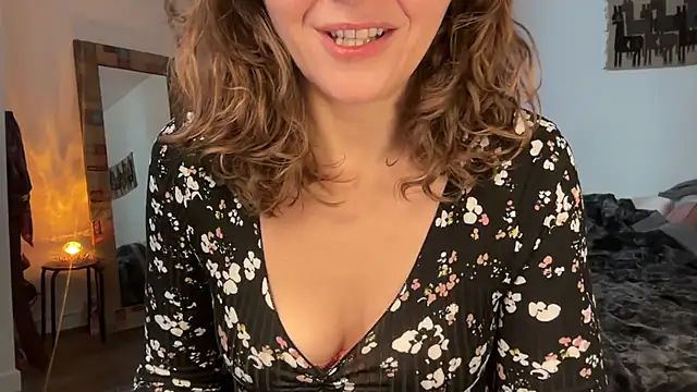 Snapshot of leahsparkles chatting on December 3, 2:16 pm leahsparkles online show from December 3, 2:16 pm