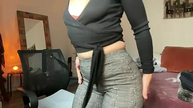 Snapshot of leahsparkles chatting on December 1, 2:18 pm leahsparkles online show from December 1, 2:18 pm