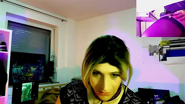 Snapshot of DYasmin69 chatting on February 15, 7:27 am DYasmin69 online show from February 15, 7:27 am