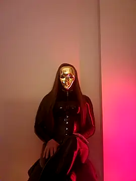 NoraInMask online show from March 4, 7:01 pm