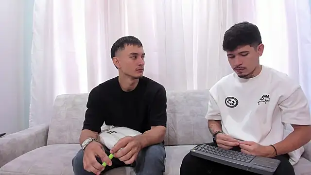 Snapshot of hell_twink chatting on May 20, 3:42 pm hell twink online show from May 20, 3:42 pm