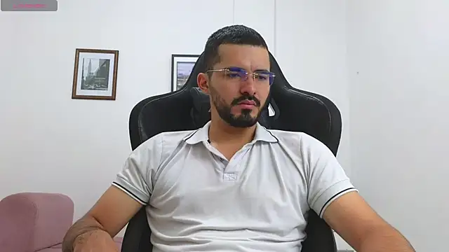 Snapshot of Massimoo_07 chatting on November 27, 2:28 pm Massimoo 07 online show from November 27, 2:28 pm