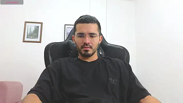 Snapshot of Massimoo_07 chatting on December 5, 6:06 pm Massimoo 07 online show from December 5, 6:06 pm