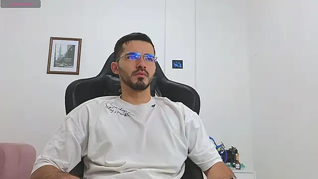 Snapshot of Massimoo_07 chatting on October 25, 4:07 pm Massimoo 07 online show from October 25, 4:07 pm