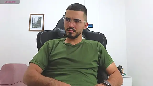 Snapshot of Massimoo_07 chatting on November 19, 7:25 pm Massimoo 07 online show from November 19, 7:25 pm