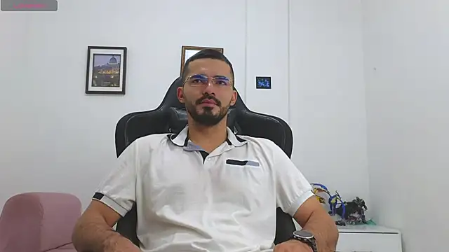 Snapshot of Massimoo_07 chatting on December 14, 4:34 pm Massimoo 07 online show from December 14, 4:34 pm