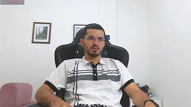 Snapshot of Massimoo_07 chatting on December 4, 2:38 pm Massimoo 07 online show from December 4, 2:38 pm