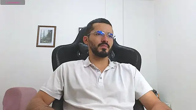 Snapshot of Massimoo_07 chatting on December 2, 8:32 pm Massimoo 07 online show from December 2, 8:32 pm