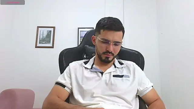 Snapshot of Massimoo_07 chatting on November 10, 9:53 pm Massimoo 07 online show from November 10, 9:53 pm