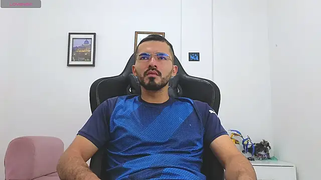 Snapshot of Massimoo_07 chatting on December 15, 4:24 pm Massimoo 07 online show from December 15, 4:24 pm