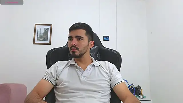 Snapshot of Massimoo_07 chatting on October 31, 7:54 pm Massimoo 07 online show from October 31, 7:54 pm