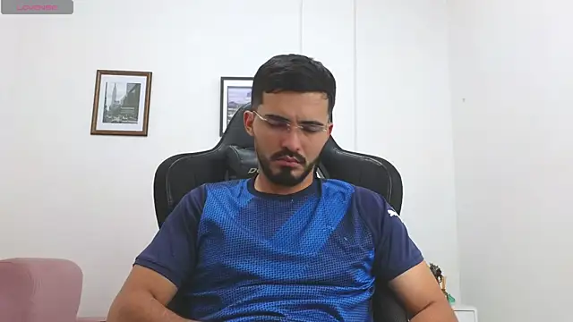 Snapshot of Massimoo_07 chatting on November 13, 7:07 pm Massimoo 07 online show from November 13, 7:07 pm