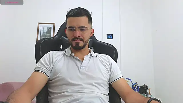 Snapshot of Massimoo_07 chatting on November 6, 8:02 pm Massimoo 07 online show from November 6, 8:02 pm