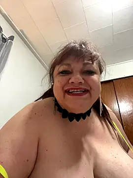 Snapshot of Luciouslouise72@xh chatting on September 10, 6:23 am Luciouslouise72xh online show from September 10, 6:23 am
