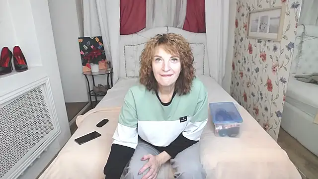 Snapshot of SilviaHart chatting on October 1, 12:42 pm SilviaHart online show from October 1, 12:42 pm