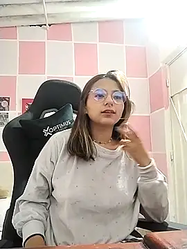 Snapshot of Paulina_mosh chatting on March 4, 1:45 am Paulina mosh online show from March 4, 1:45 am