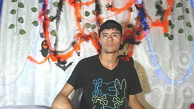 Snapshot of Andres_7676 chatting on October 12, 9:49 pm Andres 7676 online show from October 12, 9:49 pm