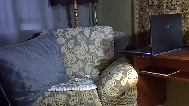 EllaJohnsonX online show from April 9, 11:05 am