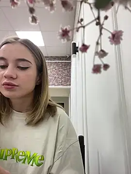 Snapshot of KiraMyers chatting on March 10, 4:07 am KiraMyers online show from March 10, 4:07 am
