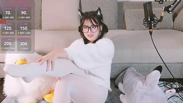 Yu UwU  online show from February 5, 2:37 pm