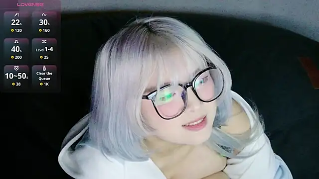 Yu UwU  online show from October 30, 1:20 pm