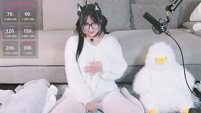 Yu UwU  online show from February 4, 2:43 pm