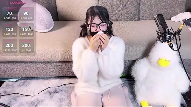 Yu UwU  online show from January 12, 3:36 pm