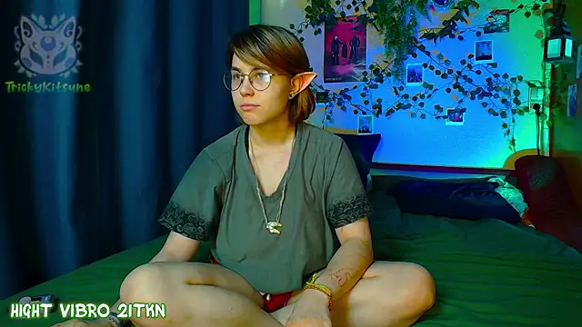 TrickyKitsune online show from May 18, 4:01 pm