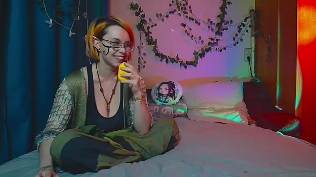 Snapshot of TrickyKitsune chatting on March 21, 4:40 pm TrickyKitsune online show from March 21, 4:40 pm