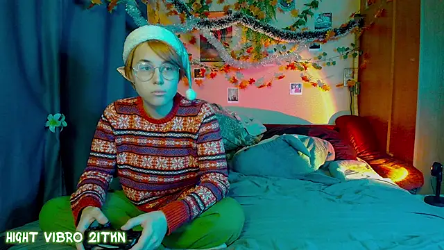 TrickyKitsune online show from December 18, 1:37 pm