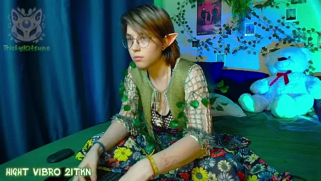 TrickyKitsune online show from May 21, 2:58 pm