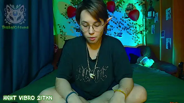 TrickyKitsune online show from April 13, 4:22 pm