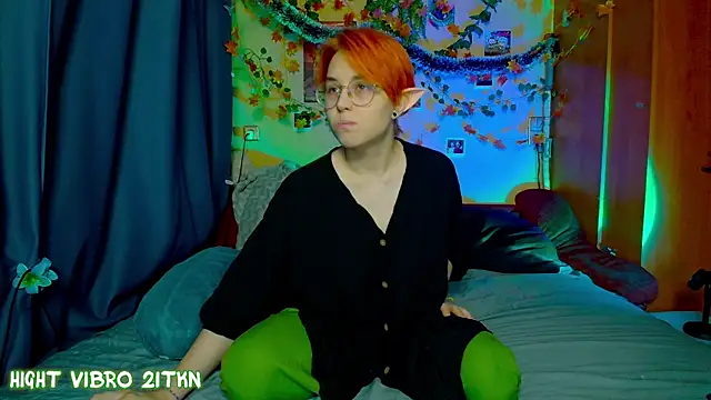 TrickyKitsune online show from December 4, 1:21 pm