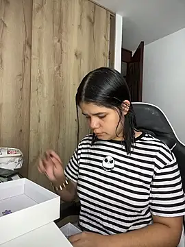 pretty angela1 online show from December 4, 12:26 pm