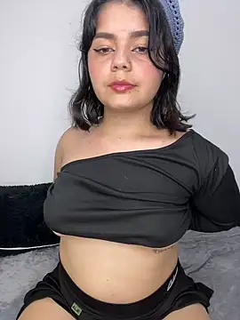Snapshot of pretty_angela1 chatting on February 3, 1:41 am pretty angela1 online show from February 3, 1:41 am