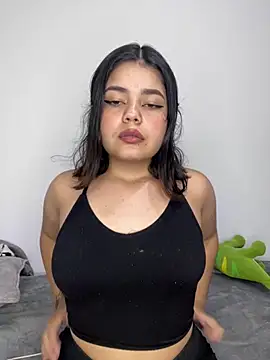 Snapshot of pretty_angela1 chatting on February 11, 3:18 am pretty angela1 online show from February 11, 3:18 am