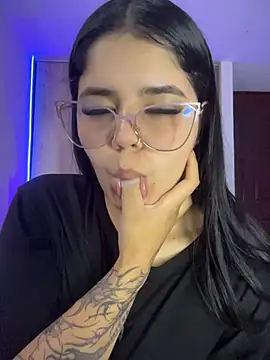 Snapshot of pretty_angela1 chatting on June 6, 7:52 pm pretty angela1 online show from June 6, 7:52 pm