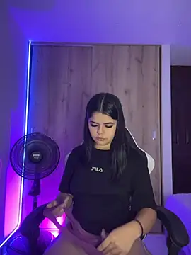 Snapshot of pretty_angela1 chatting on June 7, 7:57 am pretty angela1 online show from June 7, 7:57 am