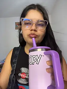 Snapshot of pretty_angela1 chatting on July 21, 12:17 pm pretty angela1 online show from July 21, 12:17 pm