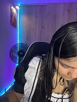 Snapshot of pretty_angela1 chatting on June 27, 1:22 am pretty angela1 online show from June 27, 1:22 am