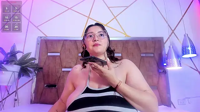 Snapshot of LunaPleasure chatting on December 4, 5:50 am LunaPleasure online show from December 4, 5:50 am