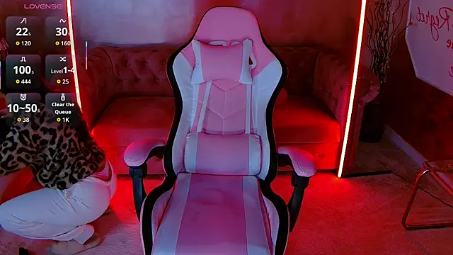 Snapshot of evanew_ chatting on December 3, 4:46 am evanew online show from December 3, 4:46 am