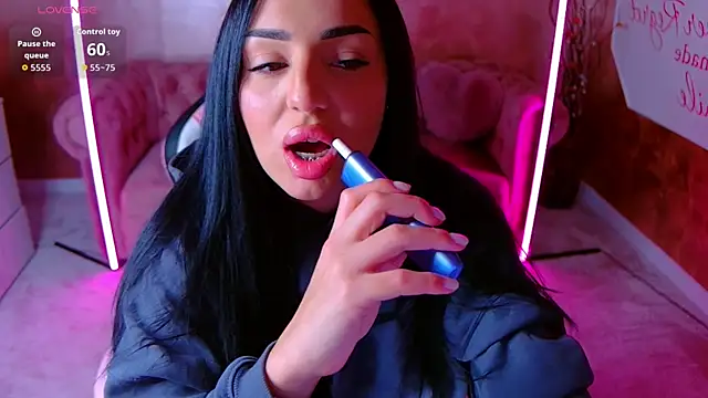 Snapshot of evanew_ chatting on January 9, 5:42 pm evanew online show from January 9, 5:42 pm