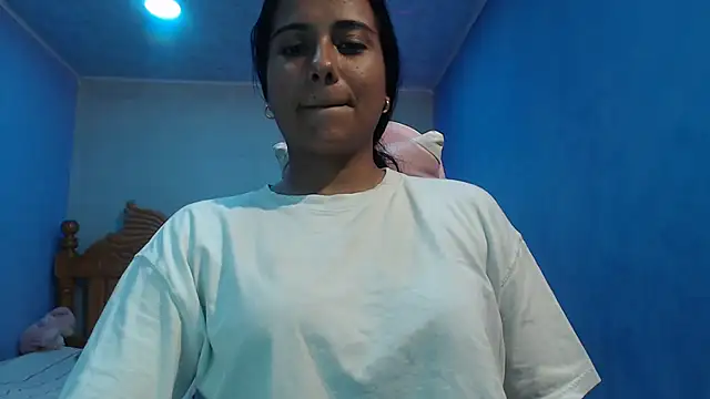 Snapshot of Coral0403 chatting on December 23, 2:11 am Coral0403 online show from December 23, 2:11 am