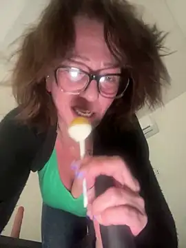 AlessasRoom online show from April 4, 3:18 pm